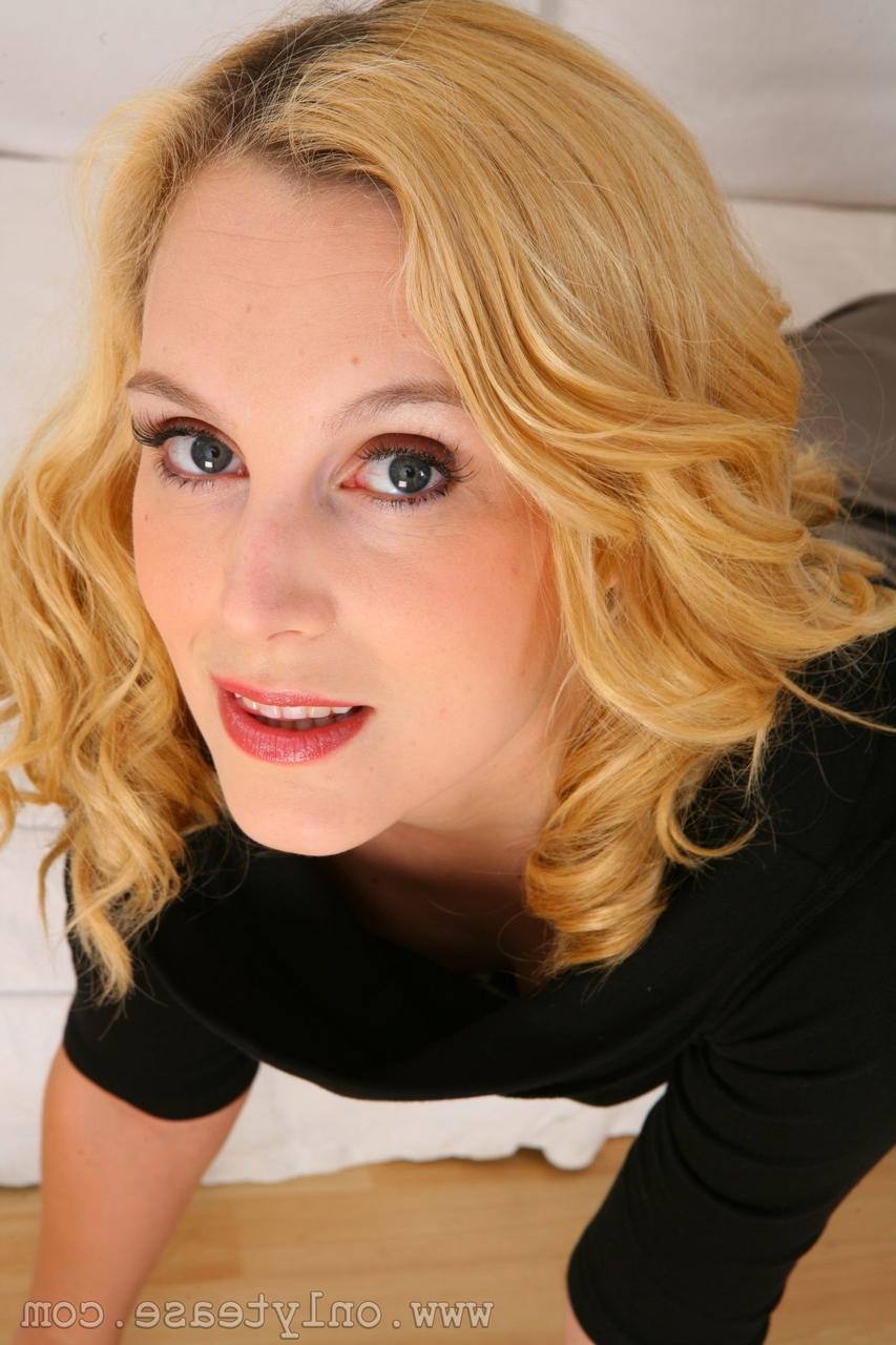 20P Heiße blonde MILF Joceline zieht sich aus und posiert in ihren Nylonstrümpfen