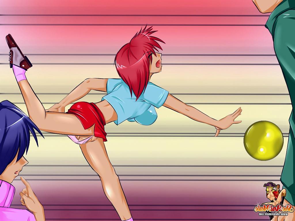 12P Transexuais de desenho animado com belos juggs fodem um cara depois de uma partida de boliche