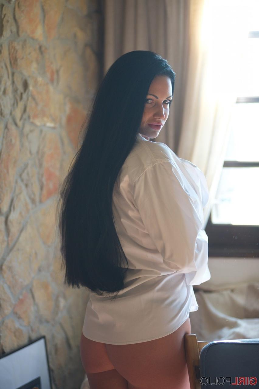 12P La brune érotique Tori W enlève son soutien-gorge en dentelle pour dévoiler ses magnifiques seins fermes.