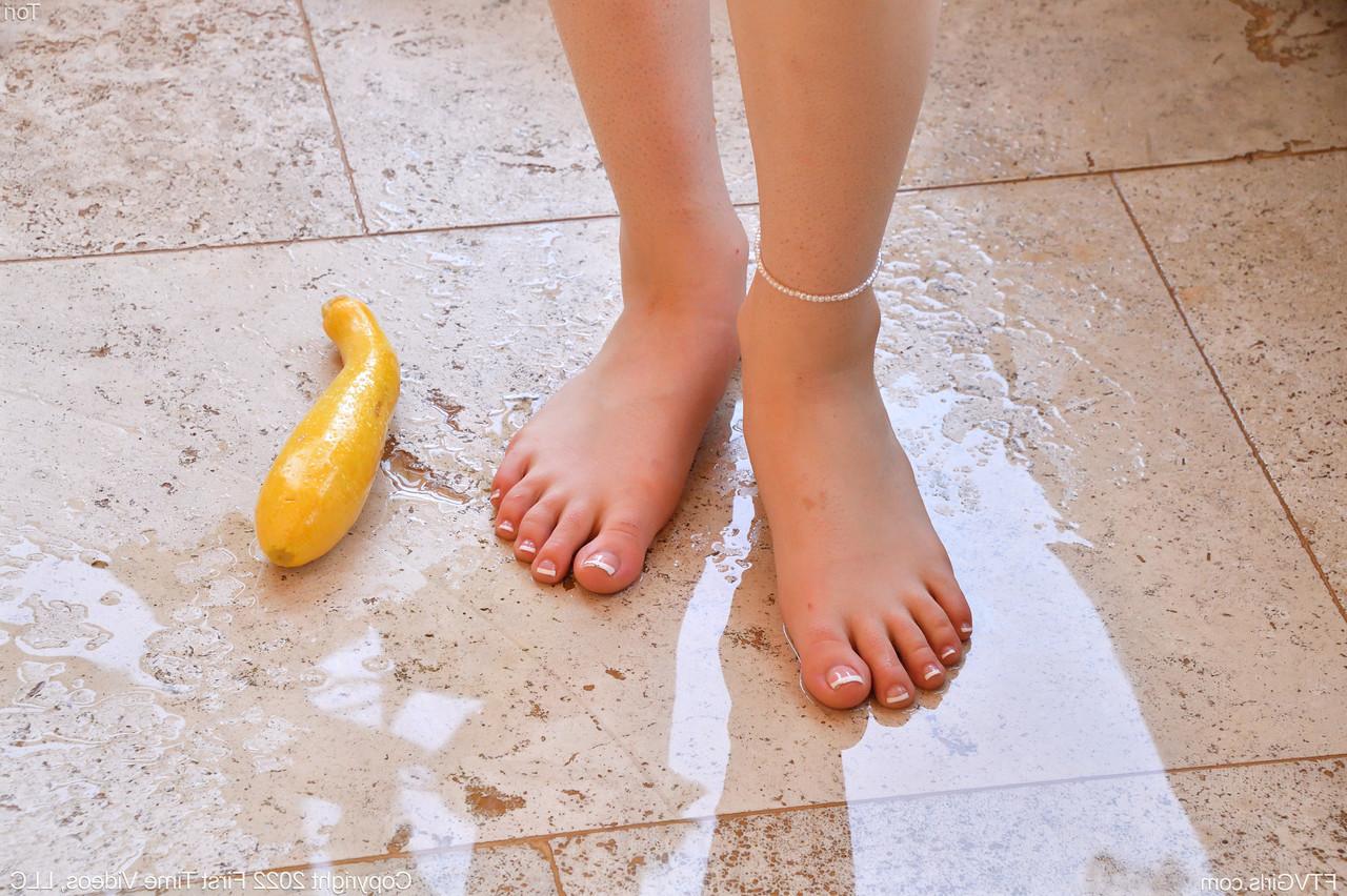 20P A beleza excitada Tori fodendo um enorme brinquedo sexual e uma abóbora em um solo excêntrico