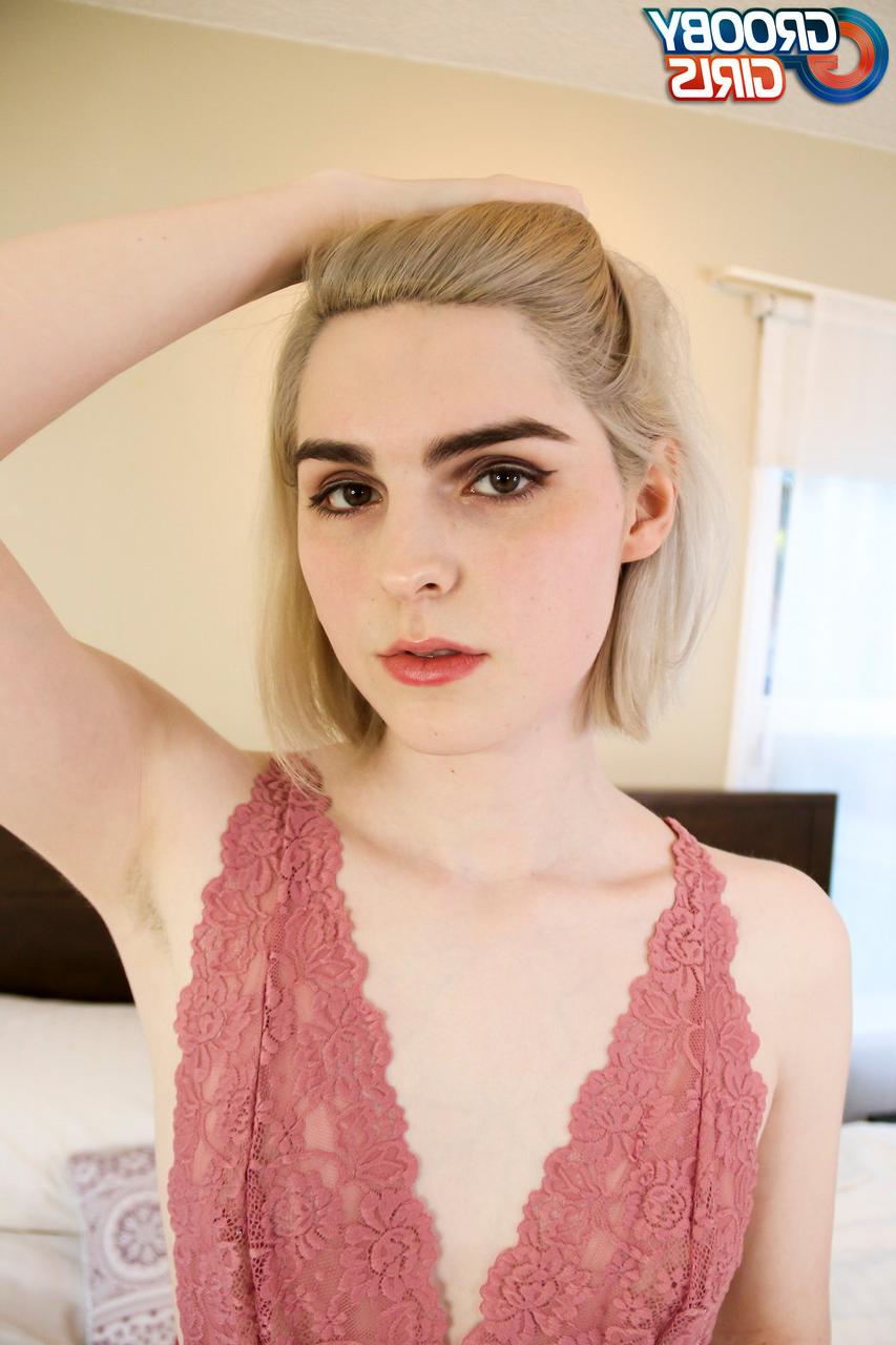16P Linda travesti em lingerie Ella Hollywood mostra seu pau grande de perto