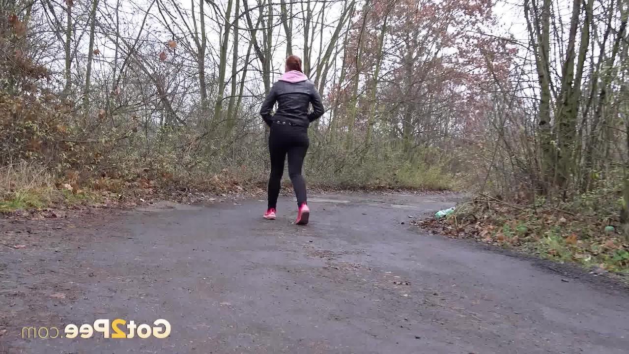 15P Redfox, rousse pâle, pisse sur une route rurale par une journée maussade