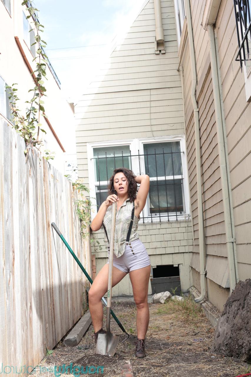 20P La caliente jardinera Nikki Silver se desnuda completamente y abre su sabroso coño peludo