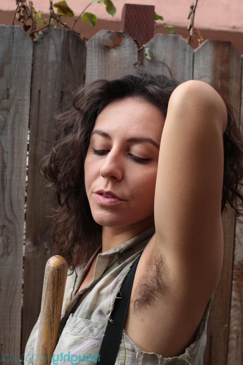 20P La caliente jardinera Nikki Silver se desnuda completamente y abre su sabroso coño peludo
