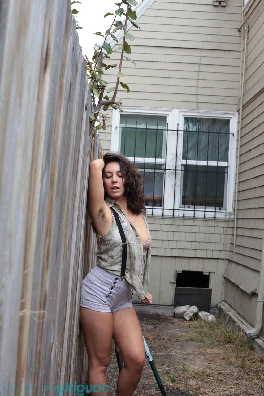 20P La caliente jardinera Nikki Silver se desnuda completamente y abre su sabroso coño peludo