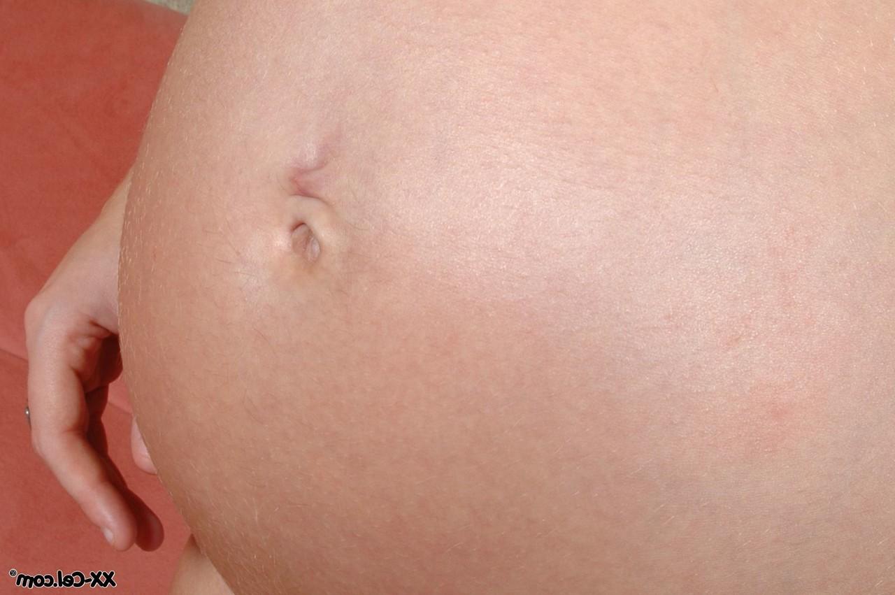 20P A gata amadora grávida Julie revela seus peitos e sua vulva em um solo