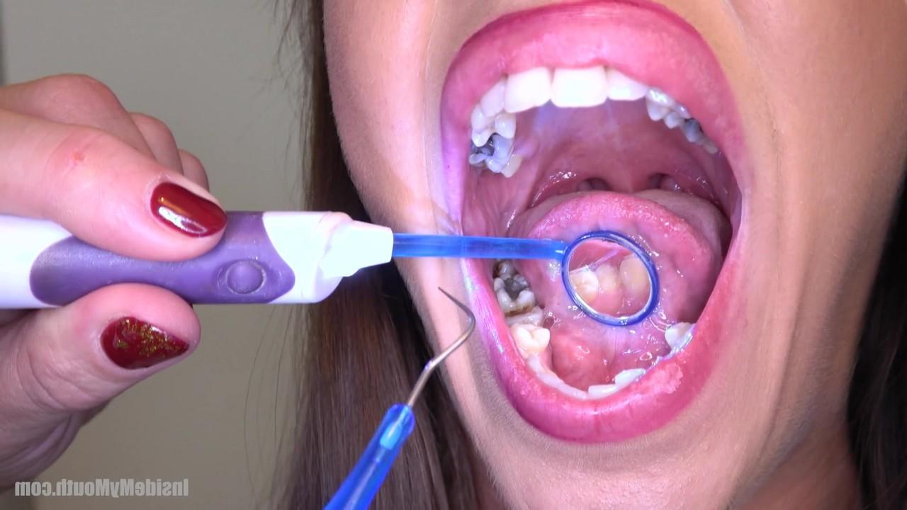 15P Bonecas gostosas abrem bem a boca sexy e mostram a língua