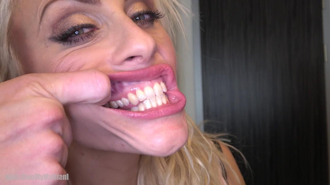 15P Bonecas gostosas abrem bem a boca sexy e mostram a língua