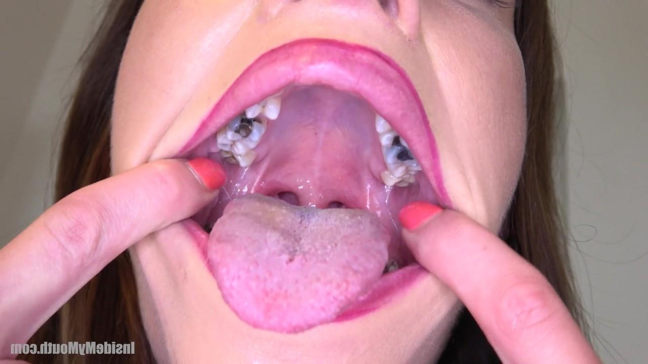15P Bonecas gostosas abrem bem a boca sexy e mostram a língua