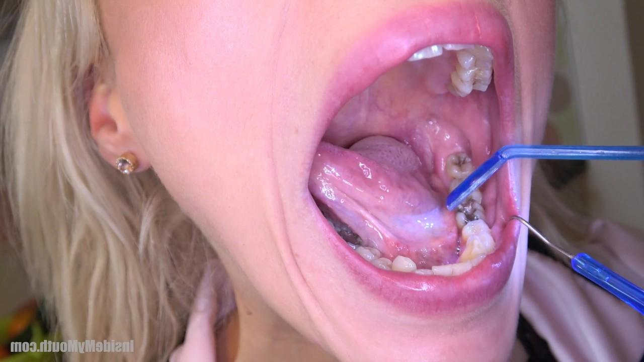 15P Bonecas gostosas abrem bem a boca sexy e mostram a língua