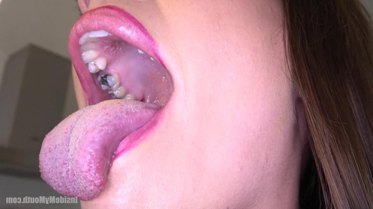 15P Bonecas gostosas abrem bem a boca sexy e mostram a língua