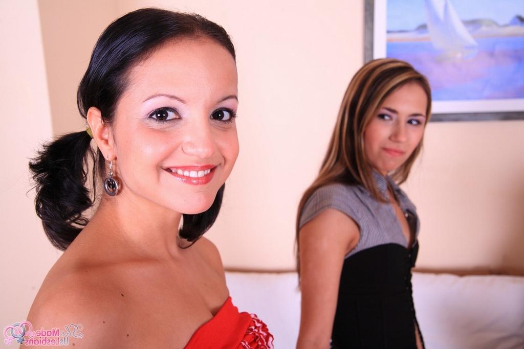 16P La pelirroja madura Luda observa a las chicas jóvenes tener su primer encuentro sexual lésbico
