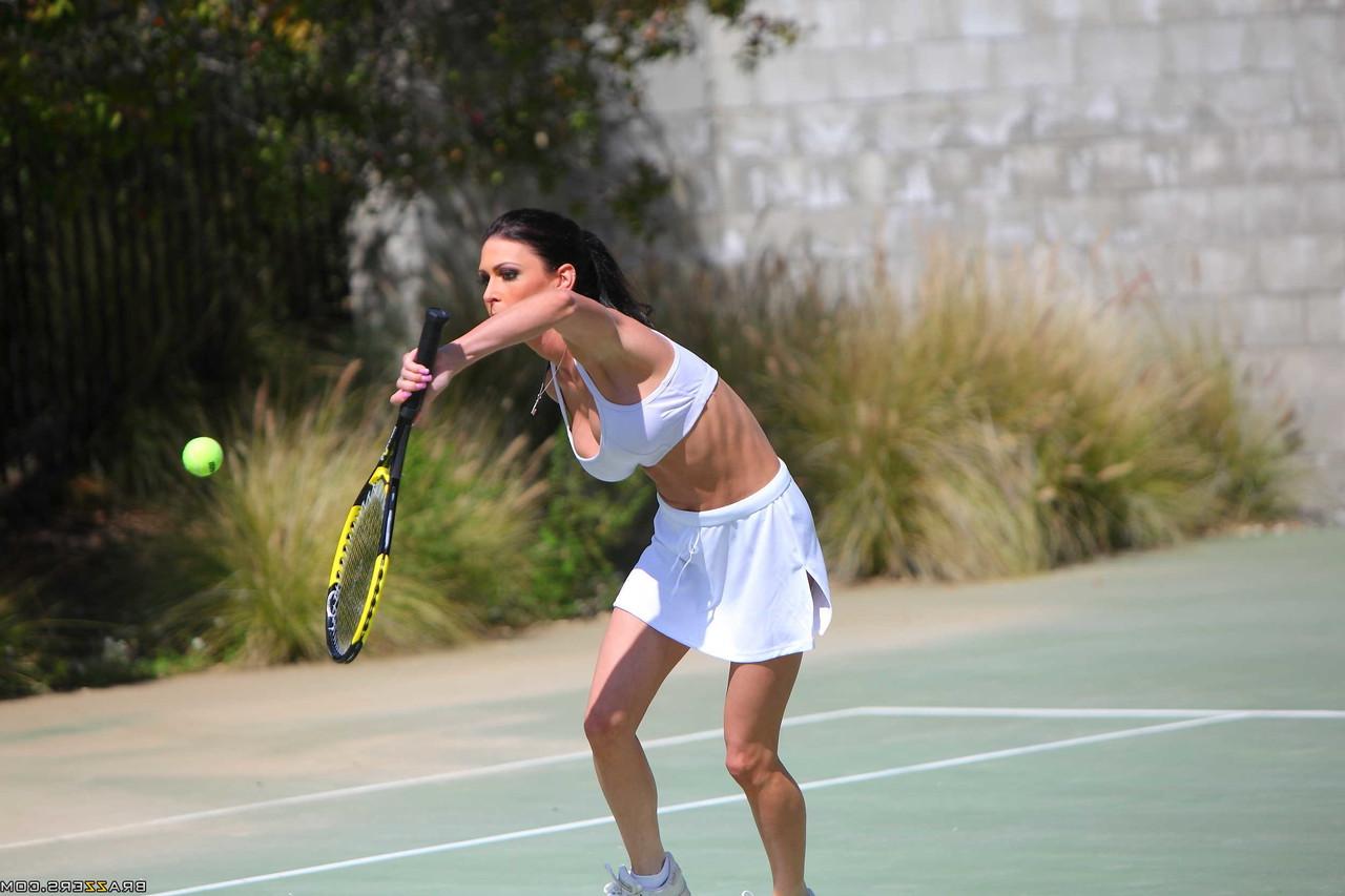 17P La morena jessica jaymes juega al tenis sin bragas debajo de la falda