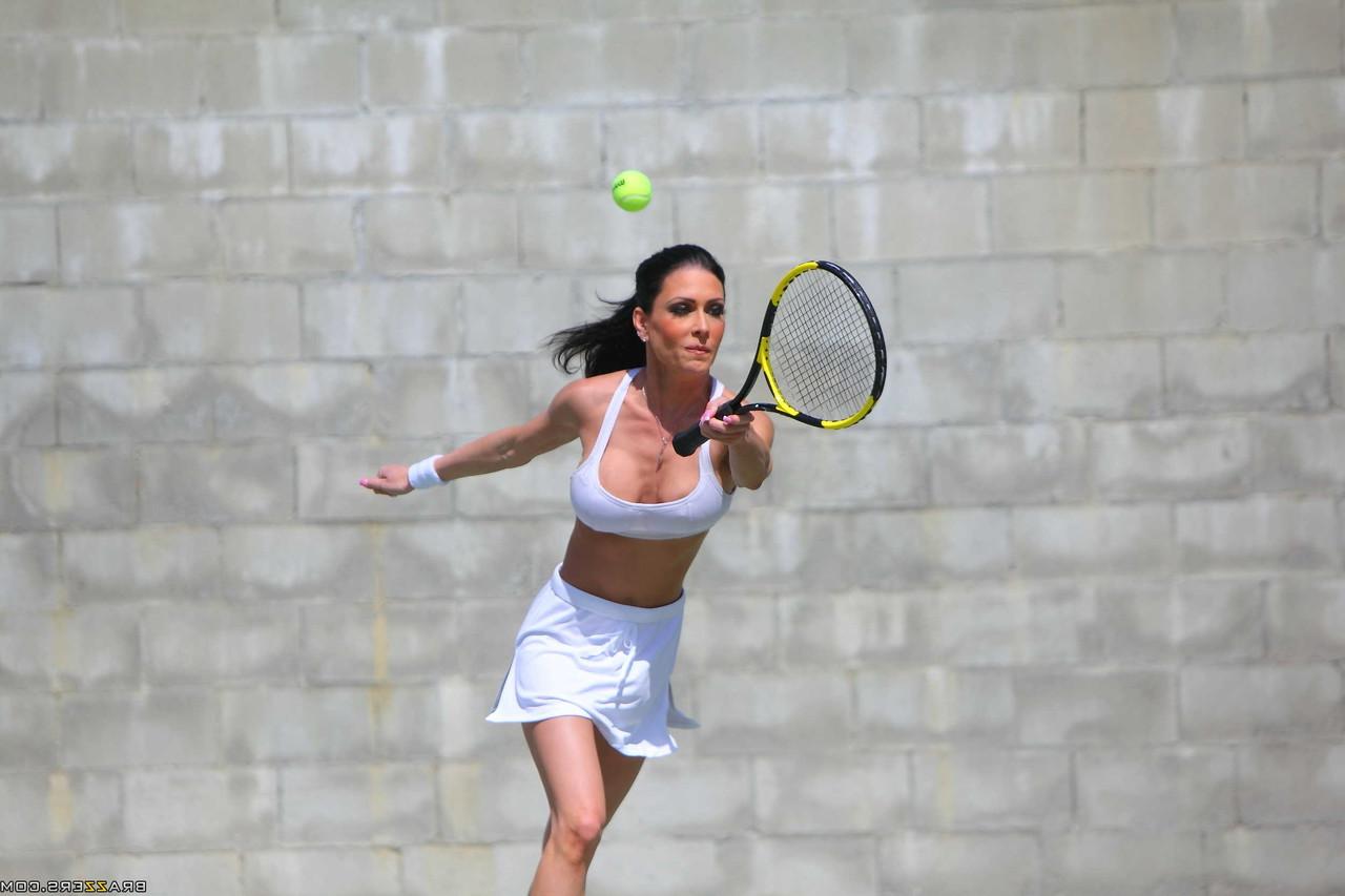 17P La morena jessica jaymes juega al tenis sin bragas debajo de la falda