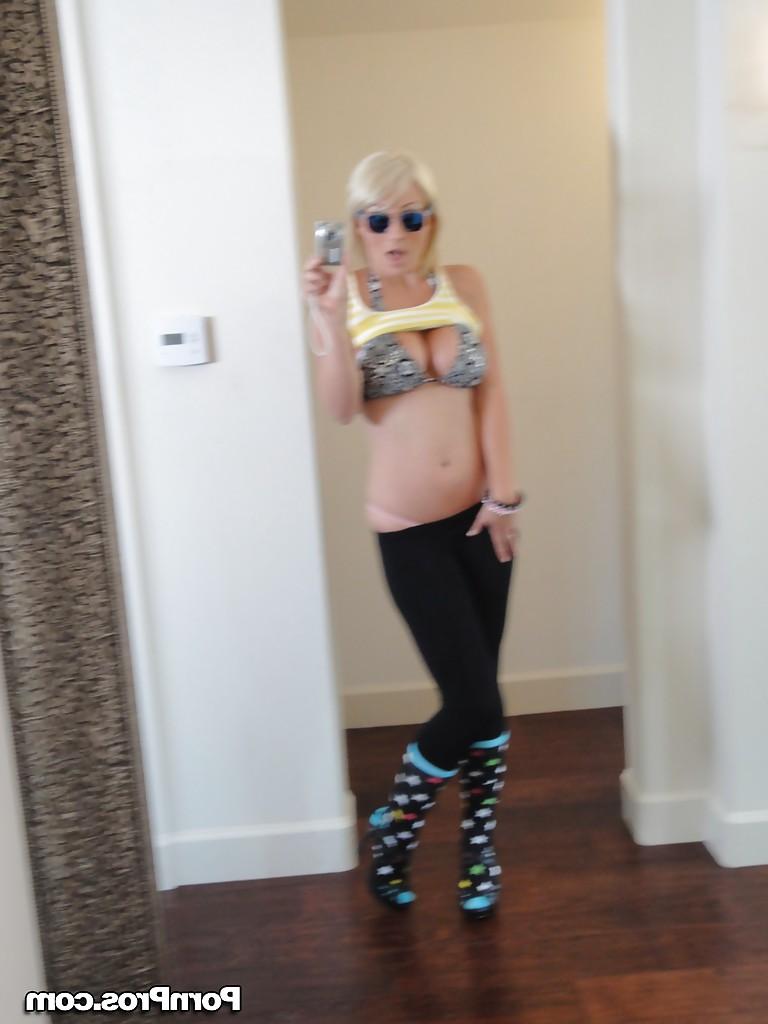 16P Das geile blonde Babe mit Sonnenbrille Lexi Swallow zeigt ihre Brüste und ihre Möse