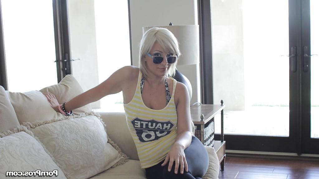16P Das geile blonde Babe mit Sonnenbrille Lexi Swallow zeigt ihre Brüste und ihre Möse