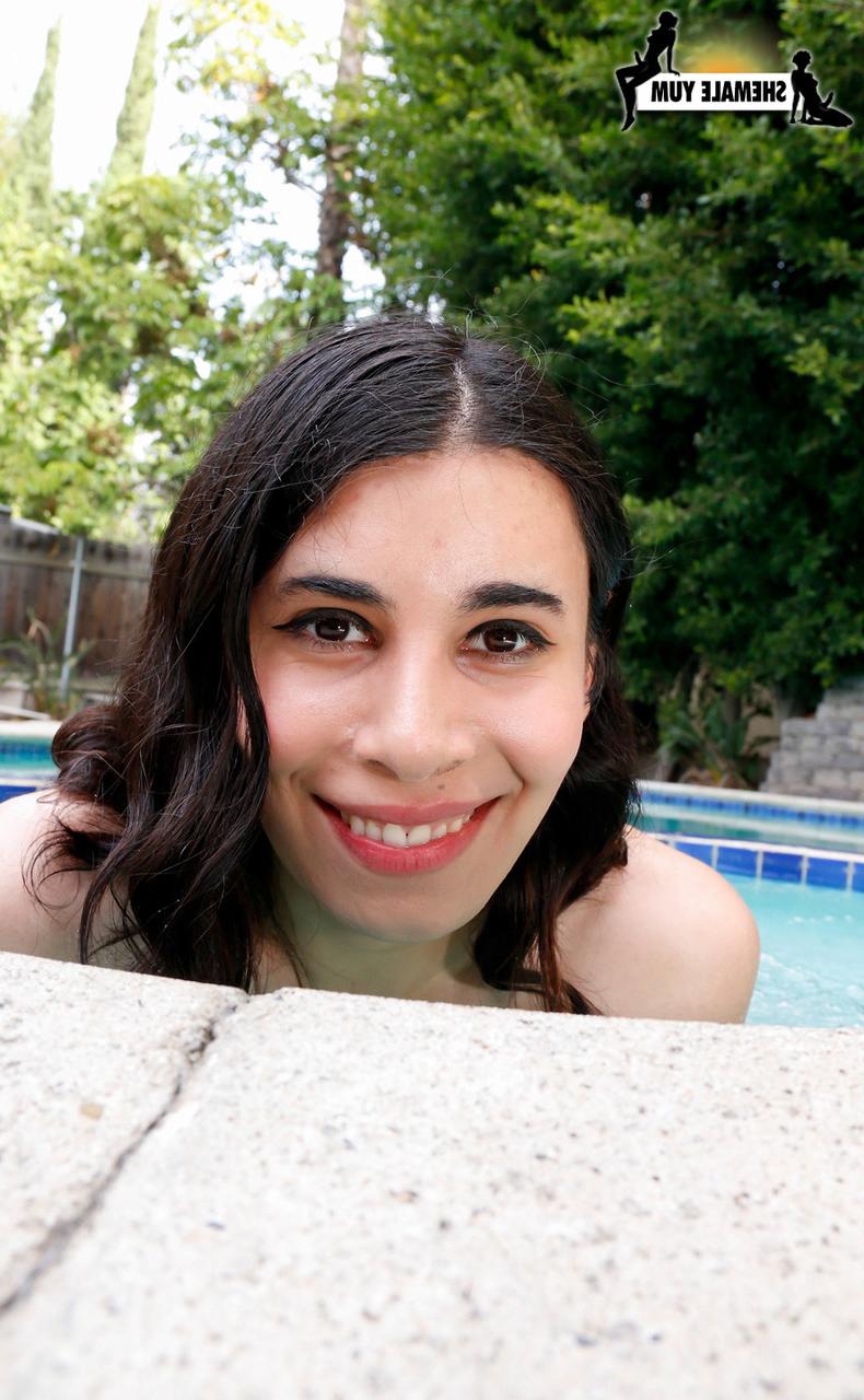 16P Die brünette Shemale Sarah Webb zieht sich aus und spielt am Pool mit ihrem kleinen Schwanz