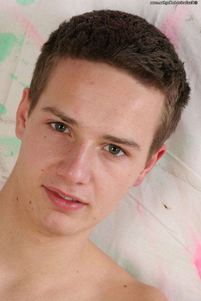 20P La hermosa morena gay tommy muestra su gran botín y se masturba