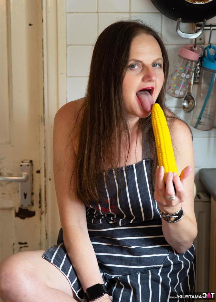 16P Mulher madura Reckless Temptation se masturba com um vibrador na cozinha