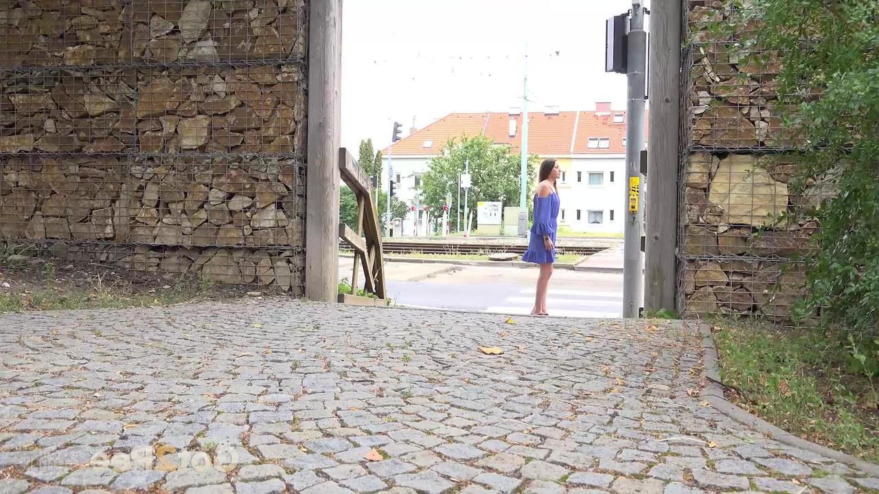 15P La chica caucásica Yenna orina cerca de un muro de piedra durante el día