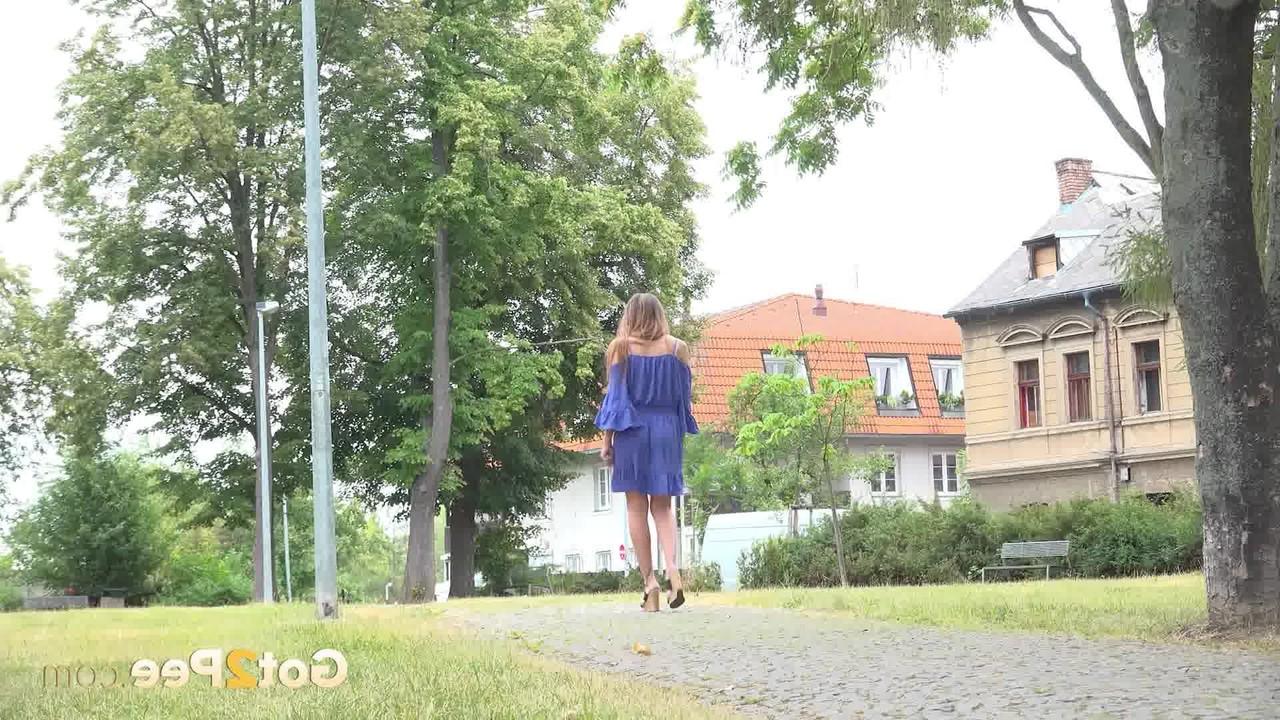15P La chica caucásica Yenna orina cerca de un muro de piedra durante el día