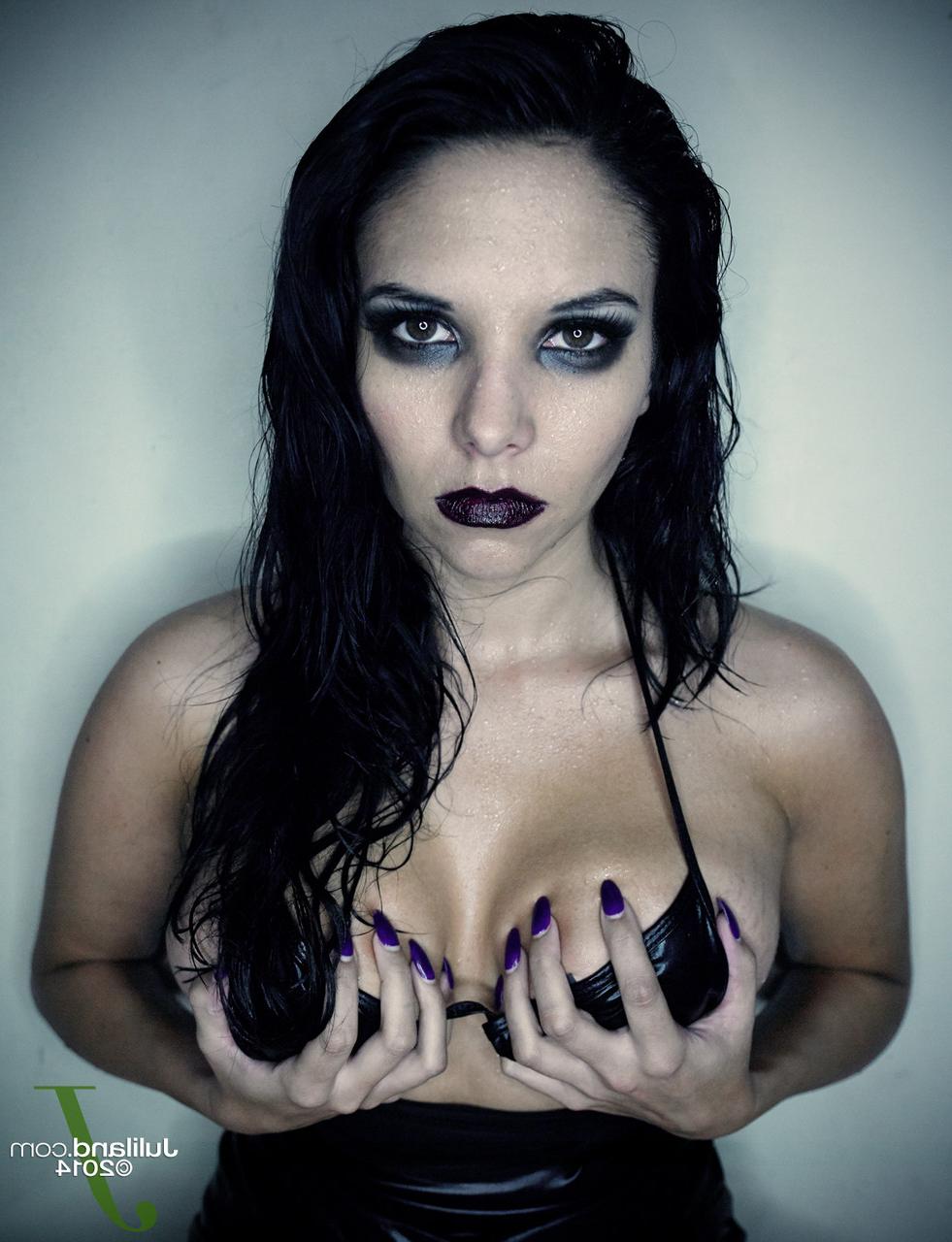 20P La latina gótica missy martinez mostrando sus grandes tetas y su coño en un solo pervertido