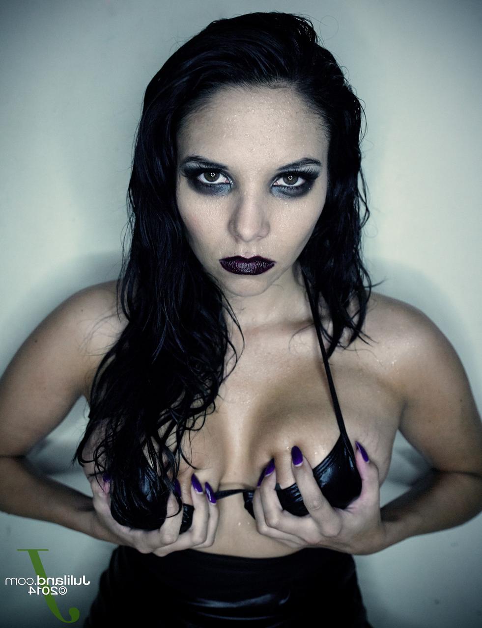 20P La latina gótica missy martinez mostrando sus grandes tetas y su coño en un solo pervertido