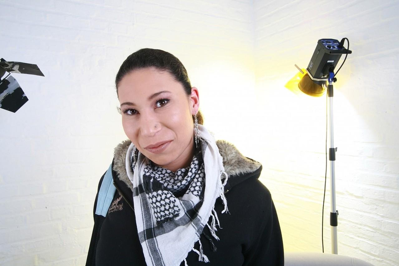 20P L'adorable fille asiatique Jenny montre son corps encré et joue avec ses trous lors du casting.