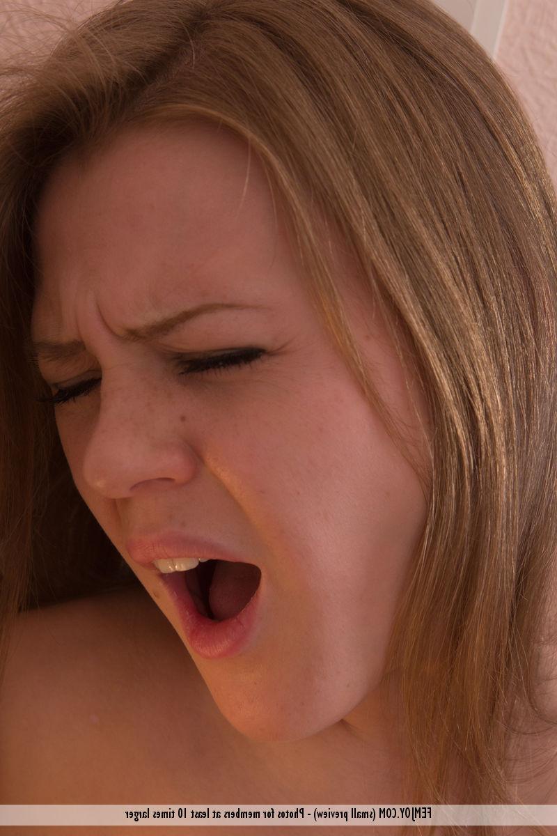 16P 巨乳の女性ヴァネア H が裸の指マン後に美尻を掴む