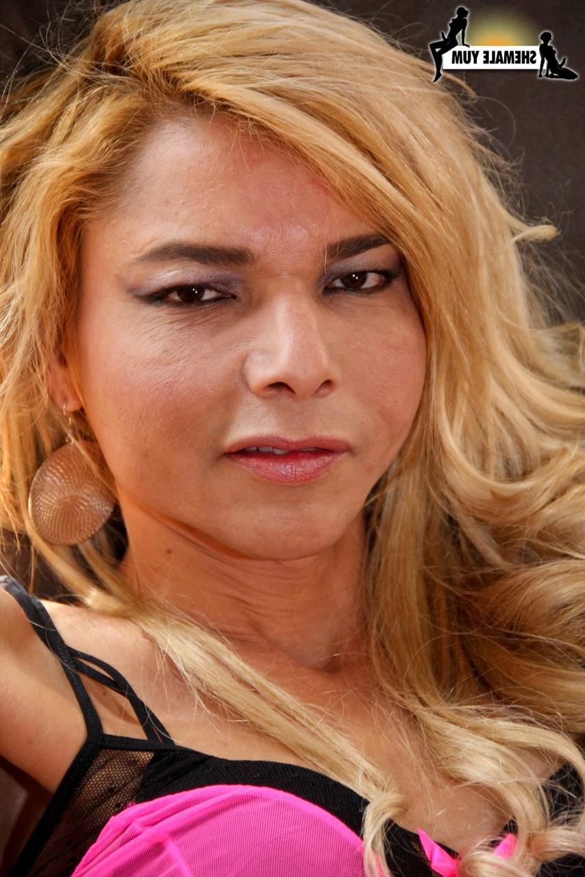 16P Die blonde Shemale Marisela wichst ihren großen Schwanz, bis sie ejakuliert