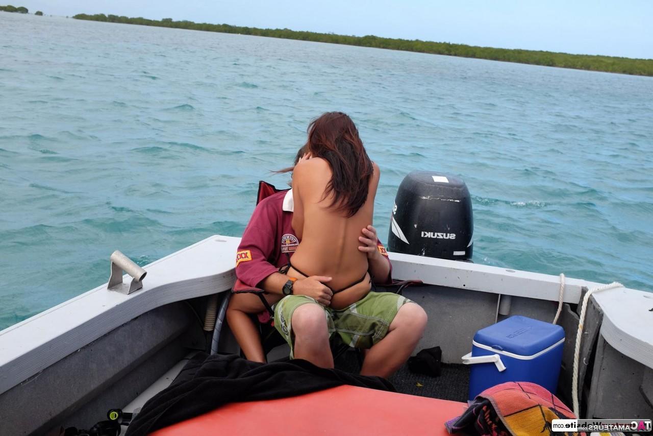 16P Roxeanne montre ses seins dans un bar avant de se mettre nue sur la plage et sur un bateau