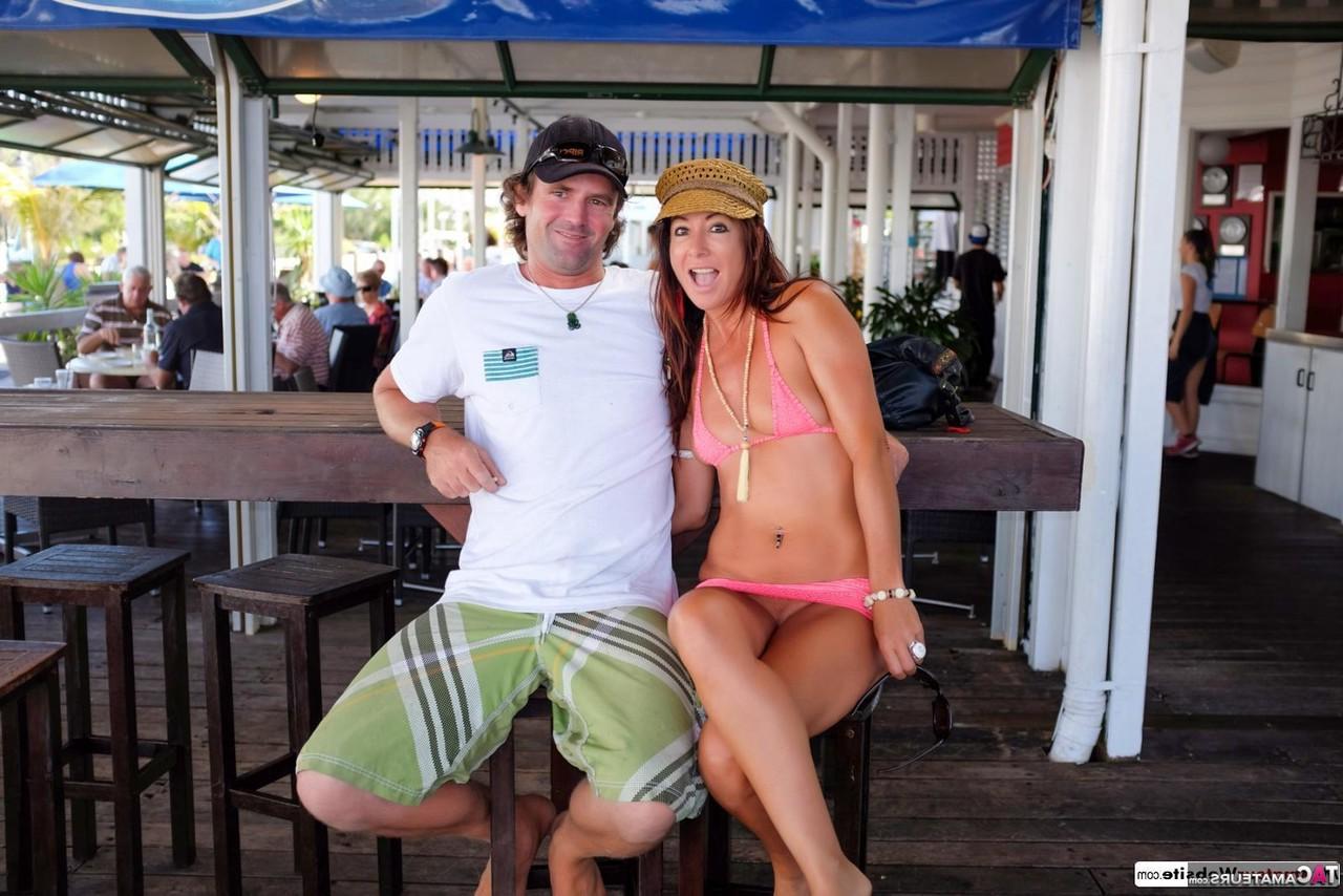 16P Roxeanne montre ses seins dans un bar avant de se mettre nue sur la plage et sur un bateau
