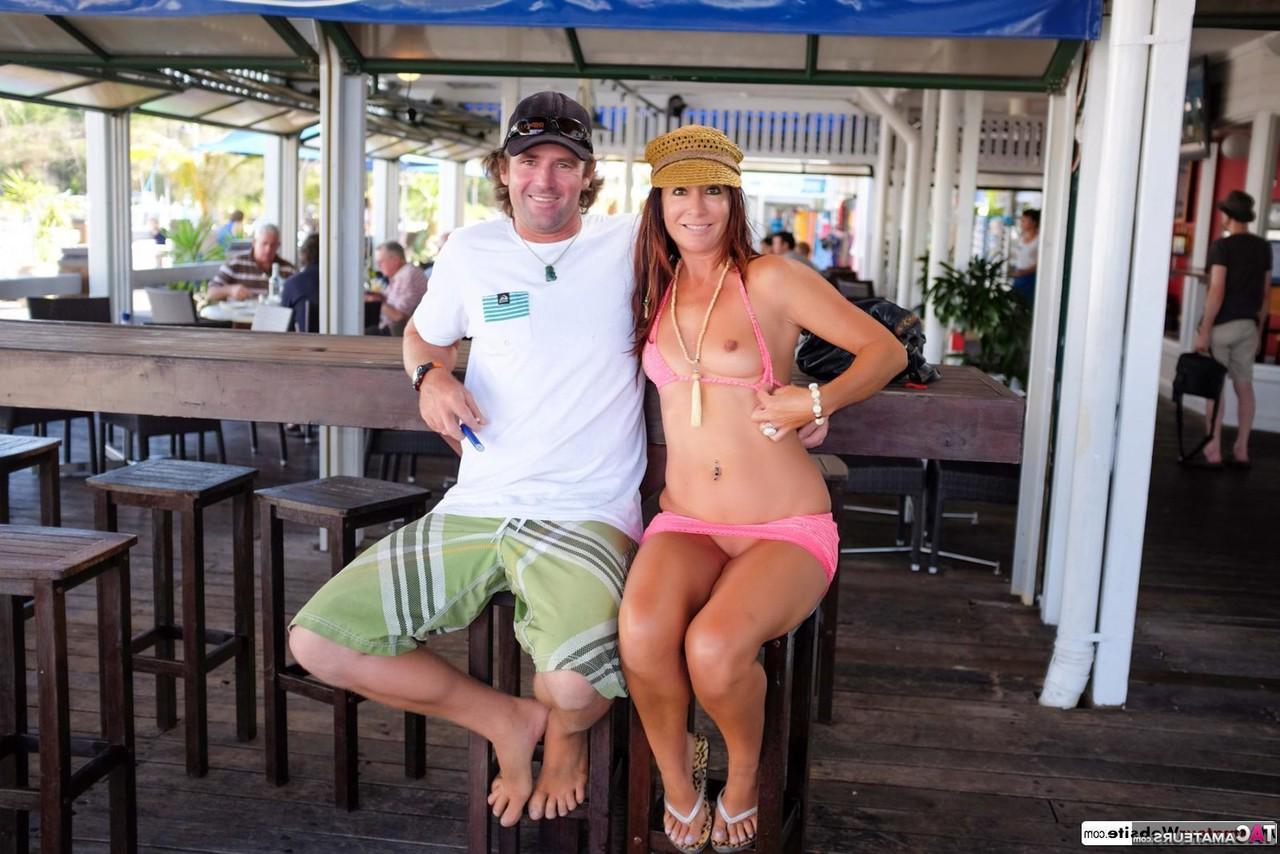 16P Roxeanne montre ses seins dans un bar avant de se mettre nue sur la plage et sur un bateau