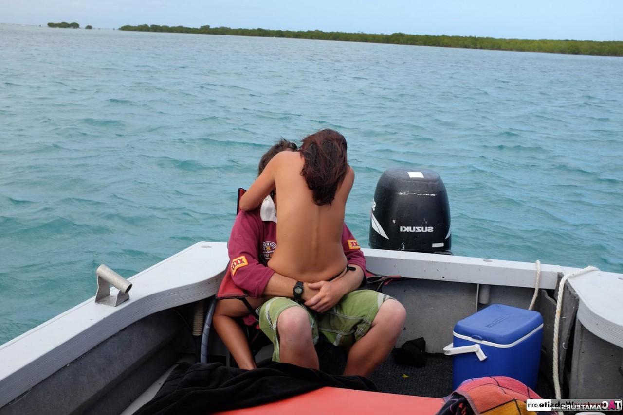 16P Roxeanne montre ses seins dans un bar avant de se mettre nue sur la plage et sur un bateau