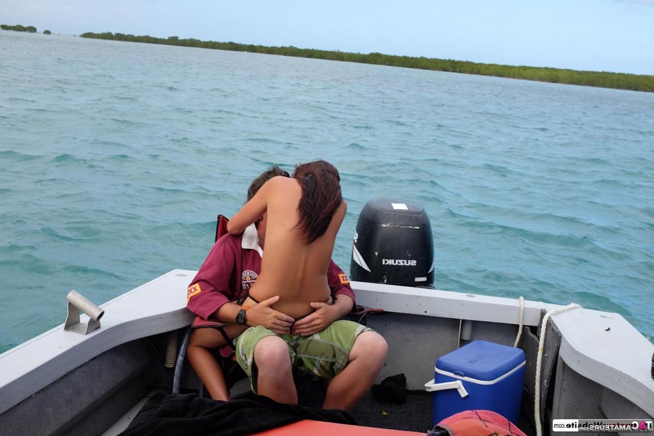 16P Roxeanne montre ses seins dans un bar avant de se mettre nue sur la plage et sur un bateau