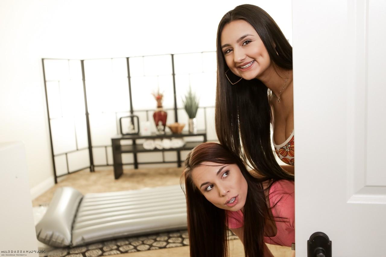 15P Les jeunes filles Aidra Fox et Eliza Ibarra ont des relations sexuelles lesbiennes lors d'un massage nuru.