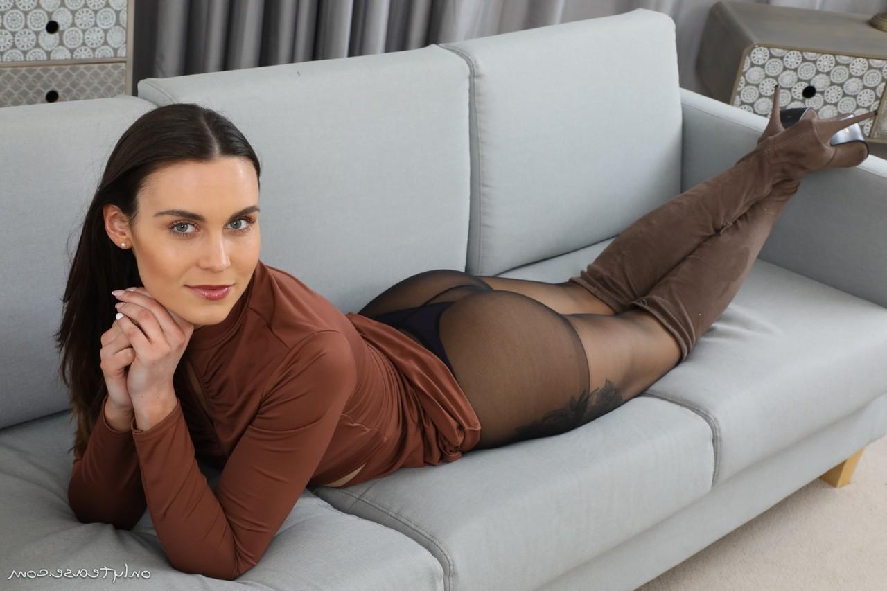 16P Die heiße Brünette Kelly Hathaway entblößt ihre kleinen Titten, während sie Strumpfhosen trägt