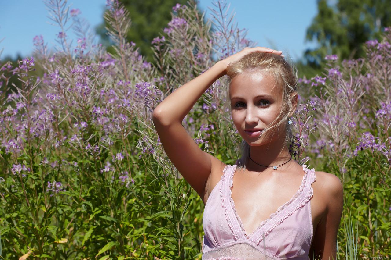 17P Le temps ensoleillé motive la blonde maigre Afina à se détendre nue au milieu du terrain