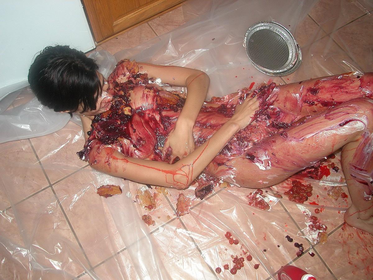 20P A gata amadora de cabelos curtos Roxanne fica bagunçada e brinca no chão