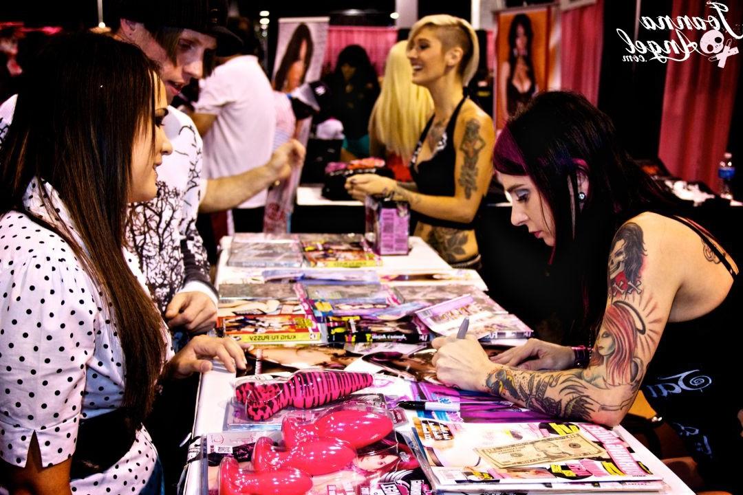 15P Top-Alt-Pornostars treffen und begrüßen ihre Fans auf einer XXX-Messe