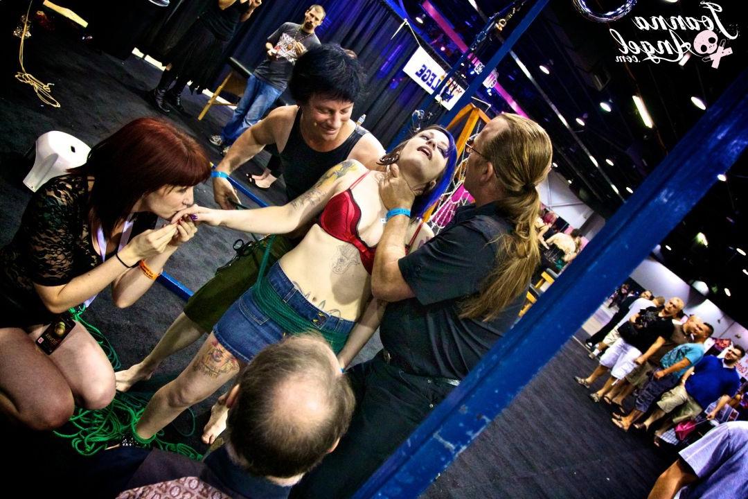 15P Top-Alt-Pornostars treffen und begrüßen ihre Fans auf einer XXX-Messe