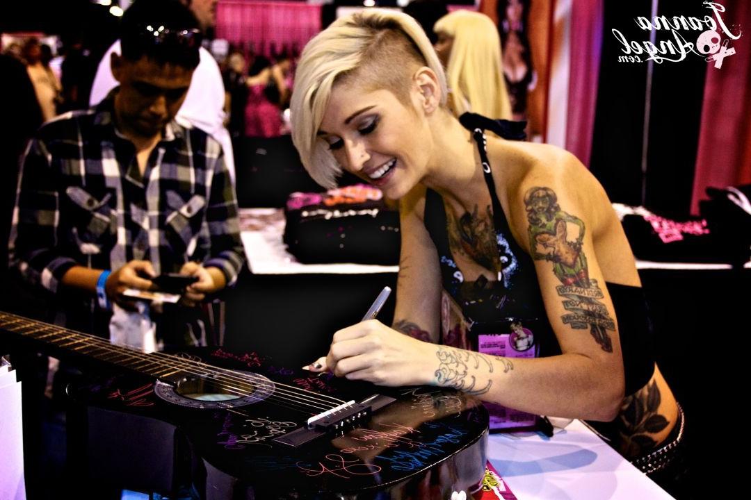 15P Top-Alt-Pornostars treffen und begrüßen ihre Fans auf einer XXX-Messe