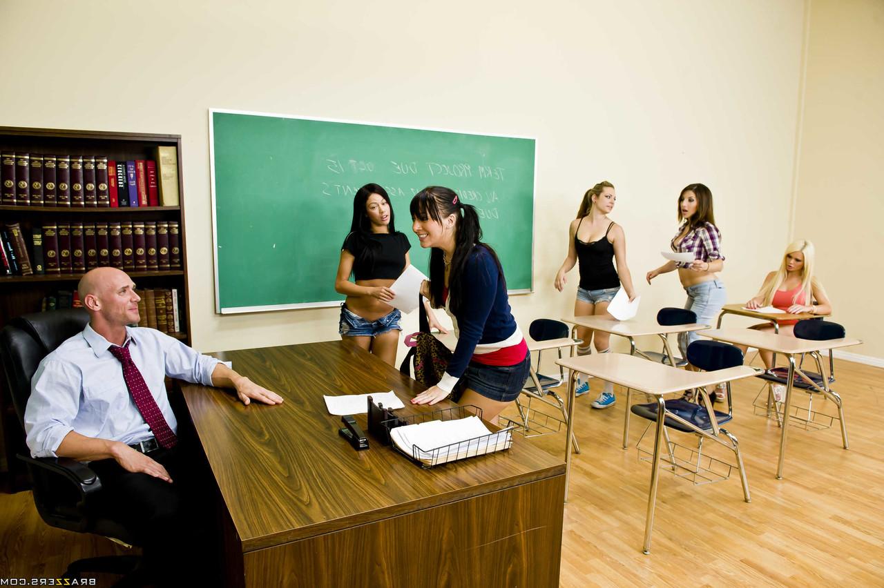 20P A estudante loira Alexis Ford leva uma surra e uma gozada da professora
