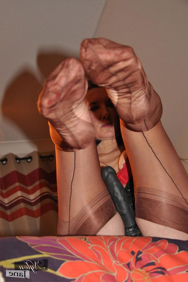 15P A senhora madura Nylon Jane ostenta um strapon enquanto libera os pés das mulas vermelhas