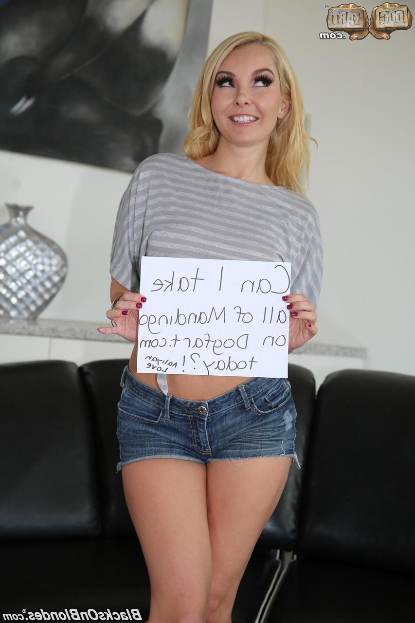 17P La superbe blonde aux fesses parfaites Aaliyah Love exhibe sa chatte seins nus.