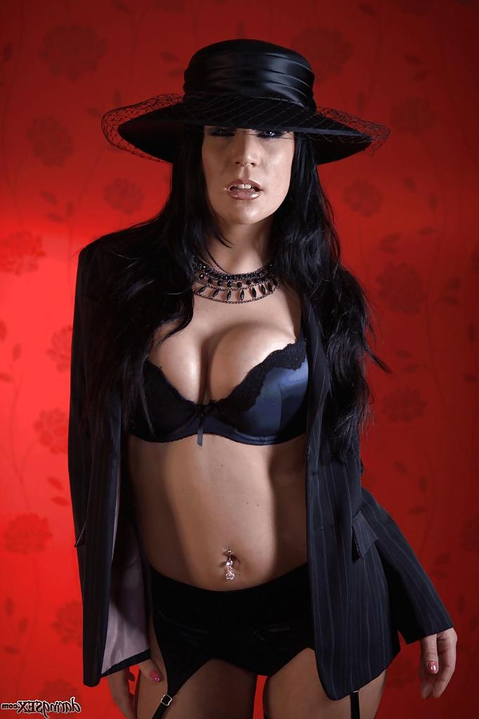 16P La morena de grandes tetas ashleigh embers se quita la lencería