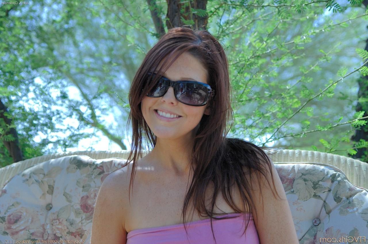 20P A linda Cadence masturba sua buceta raspada com tesão com um vibrador em público
