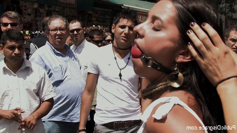 12P Garota morena é conduzida pelas ruas da cidade nua antes de foder em público