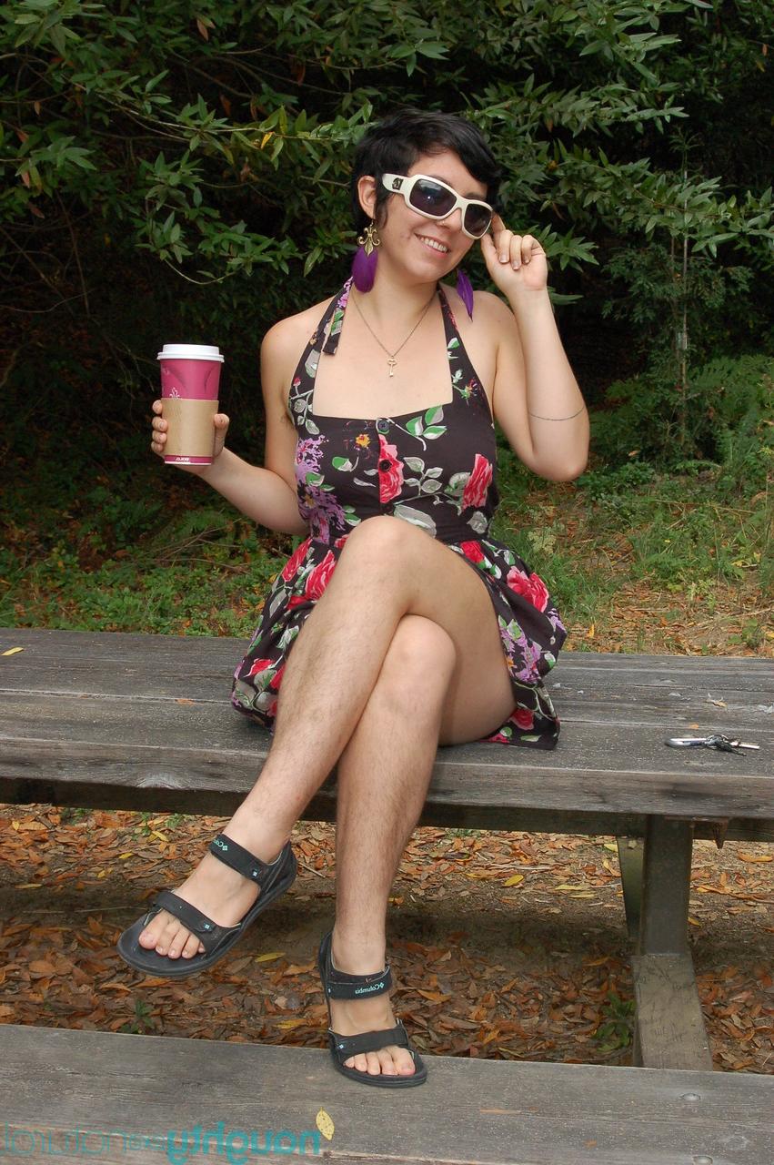 20P La jolie brune amateur Nikki Silver se déshabille dans le parc et montre son vagin poilu.