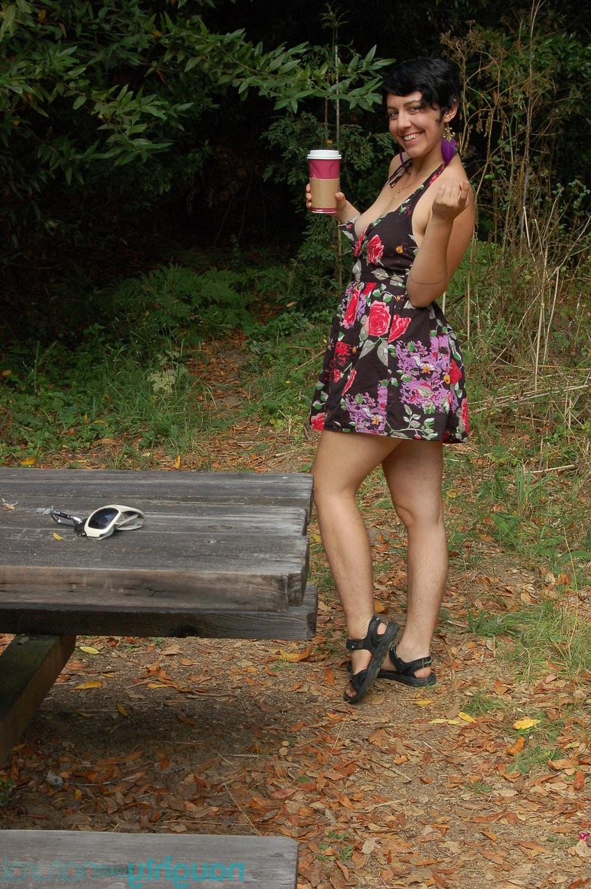 20P La jolie brune amateur Nikki Silver se déshabille dans le parc et montre son vagin poilu.